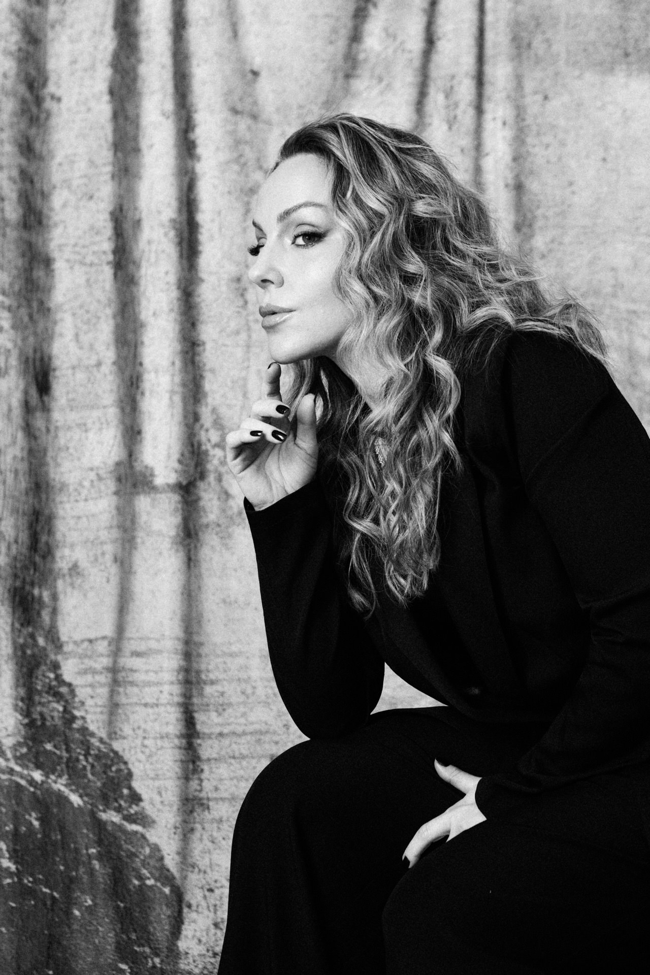 Susana Santin de perfil em fotografia corporativa preto e branco