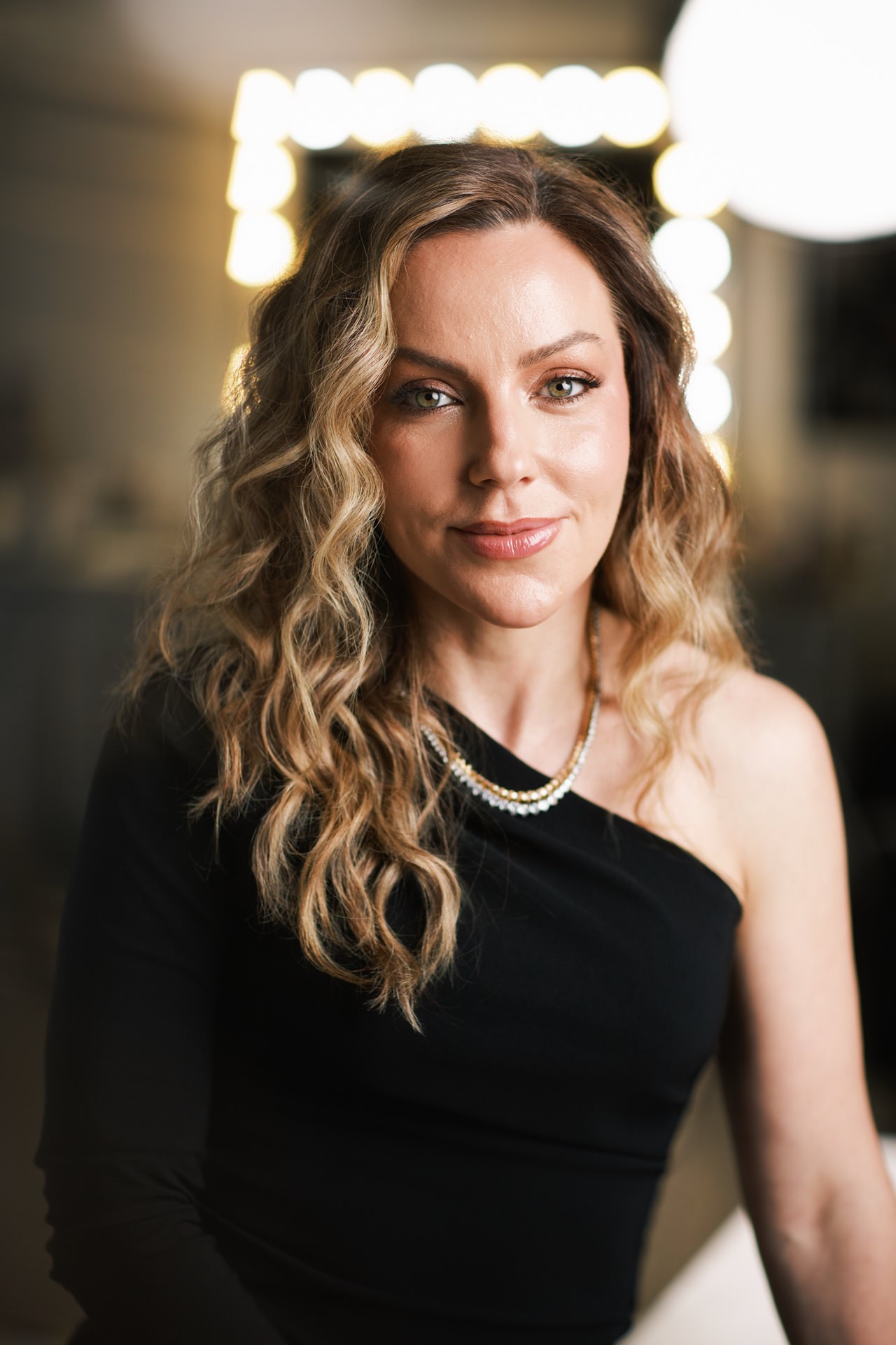 Susana Santin em retrato corporativo com look preto