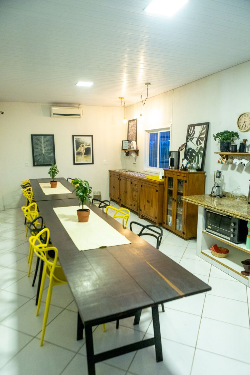 Cozinha completa com mesa para equipe do estúdio