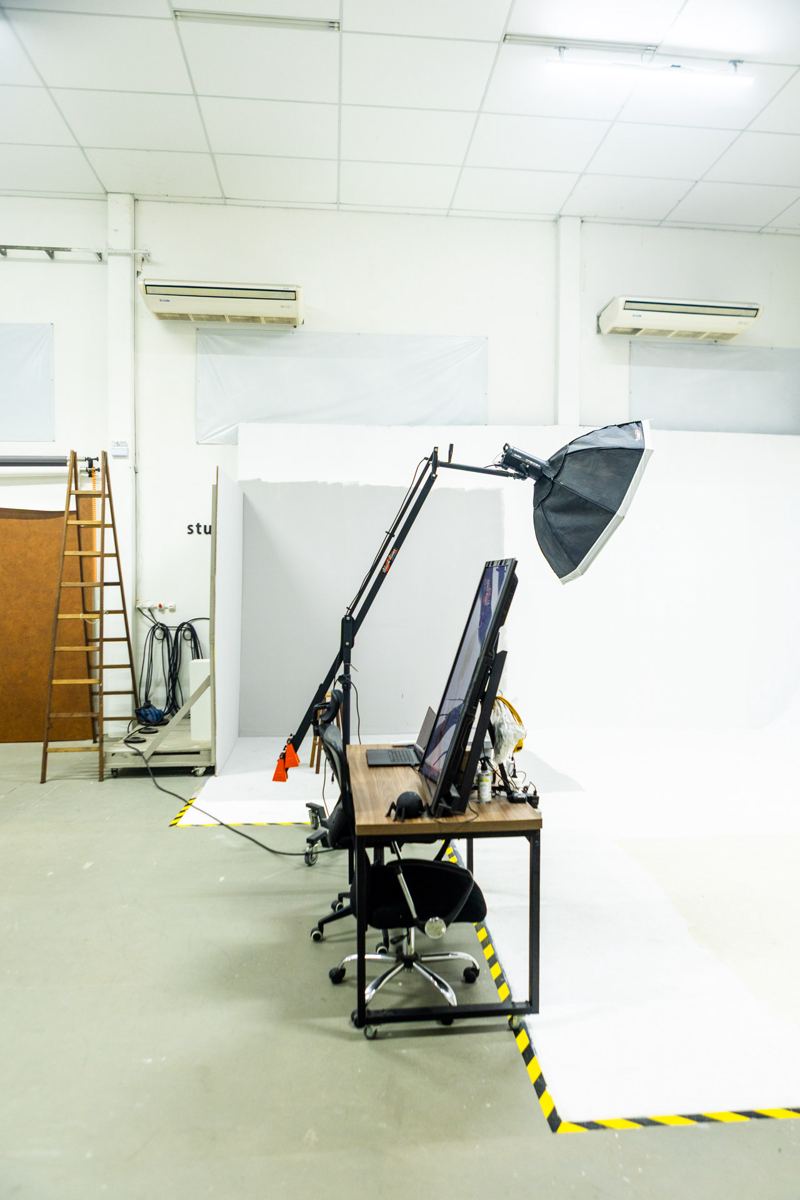 Set de iluminação e fundo infinito branco
